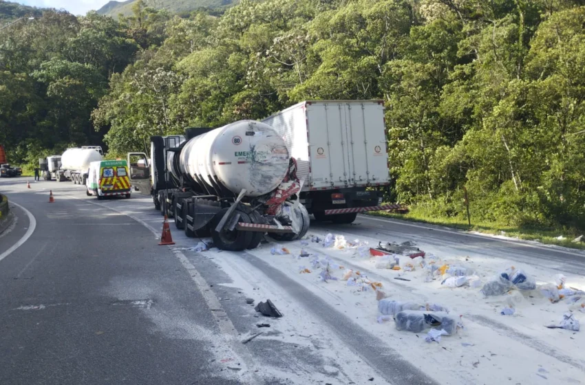  Grave colisão entre três caminhões deixa motorista morto na BR-376 em Guaratuba