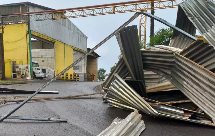  Rajada de vento destelha empresa em Ipuaçu; Defesa Civil monitora situação