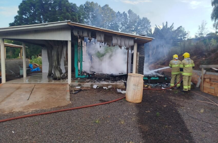  Incêndio atinge residência unifamiliar no bairro COHAB, em Jupiá
