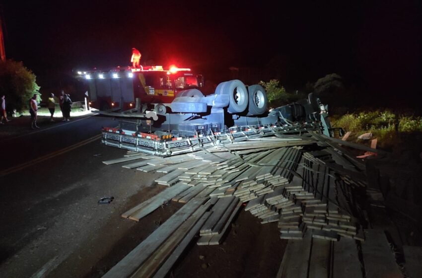  Capotamento de caminhão deixa dois feridos em Linha Santo Antônio do Meio