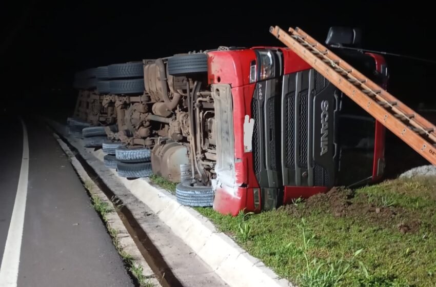  Saída de pista com tombamento é registrada na BR-158 em Cunha Porã