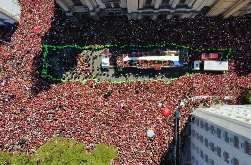  Famílias se juntam à multidão para festejar título do Flamengo no RJ